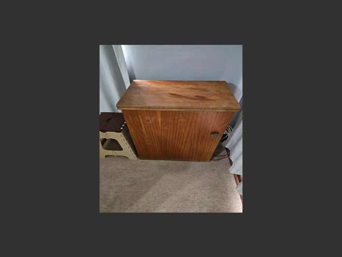 Vintage Singer Machine in Wooden Cabinet