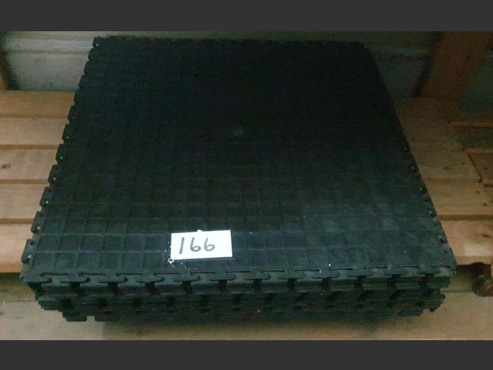 LOT: BLACK INTERLOCKING RUBBER MATS 