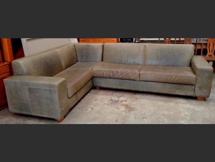 GREEN LEATHER L-SHAPED LOUNGE SUITE, 300 x 200cm [#: 415798271]