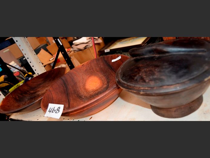 LOT: 2 x WOODEN BOWLS & A BOWL WITH LID