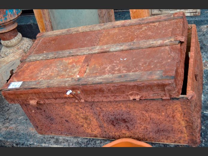 VINTAGE RUSTED METAL KIST, 86 x 49 x 40cm [In need of repairs]