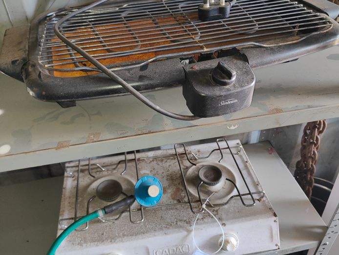 GAS COOKER AND ELECTRIC GRILLER