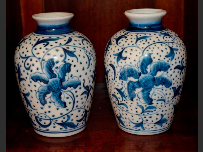 PAIR CHINESE BLUE & WHITE BUD VASES, 10cm High