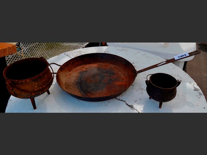 LOT: 2 x SMALL POTJIE POTS & A LARGE PAN [No lids, rusted]