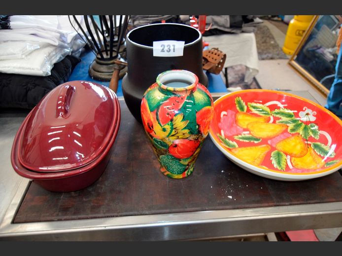 RED CERAMIC OVEN DISH, FRUIT BOWL & 2 VASES