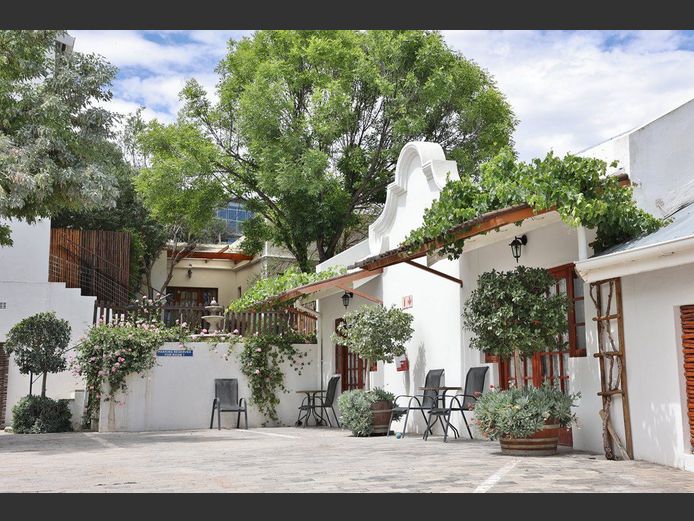 2-night stay for a family of 4 at Queen Manor Boutique Guest House | Arthur and Nettie van Zyl