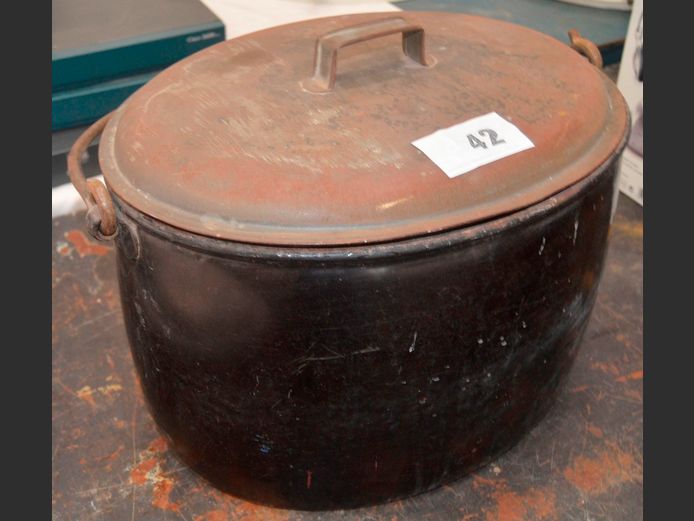BLACK ENAMEL OVAL POT WITH LID, 38 x 30 x 24cm [Rusted]