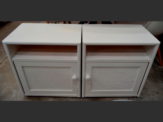 PAIR PINE UNDER WHITE PAINT SINGLE DOOR BEDSIDE PEDESTALS, 46 x 29 x 53cm
