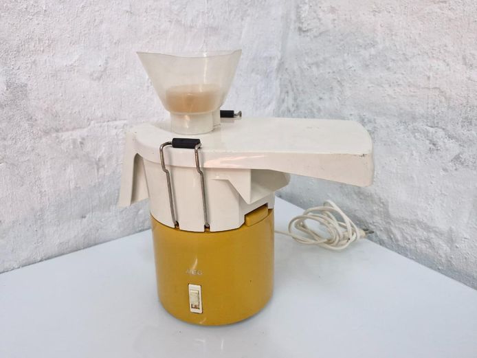 Retro AEG Electric Juicer – Vintage 70s Mustard Yellow Kitchen Collectible
