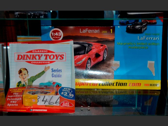 DINKY TOY TRIUMPH SPORTS CAR WITH SERIES & LA FERRARI BOOKLET