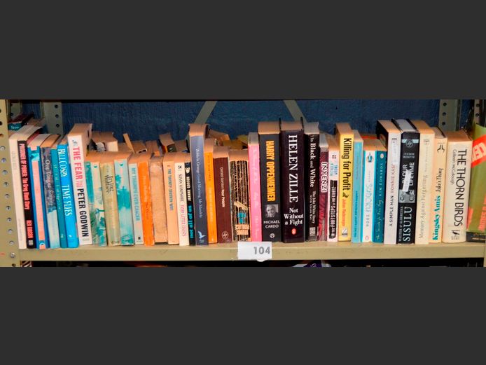 LOT: HARD COVER & PAPERBACK NOVELS