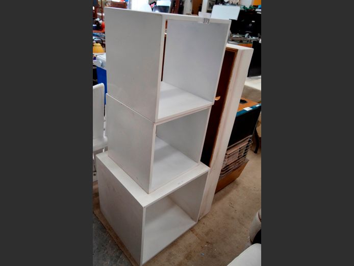 SET OF 3 WHITE WALL MOUNT CUBE SHELVES, 50 x 50 x 50cm , 40 x 40 x 40cm & A LIGHT BOX [8,12]
