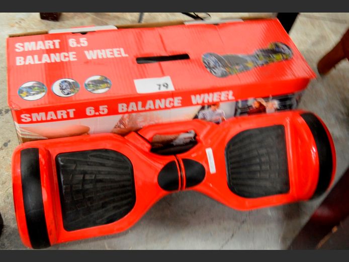 6.5" HOVERBOARD [Switches on]
