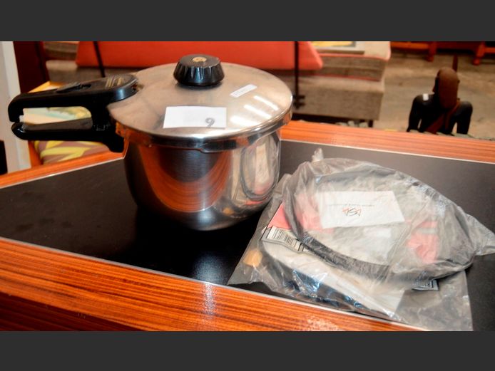 PINEWARE ALUMINIUM PRESSURE COOKER WITH EXTRA GASKETS