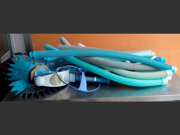 ZODIAC PACER POOL CLEANER WITH PIPES [Untested]