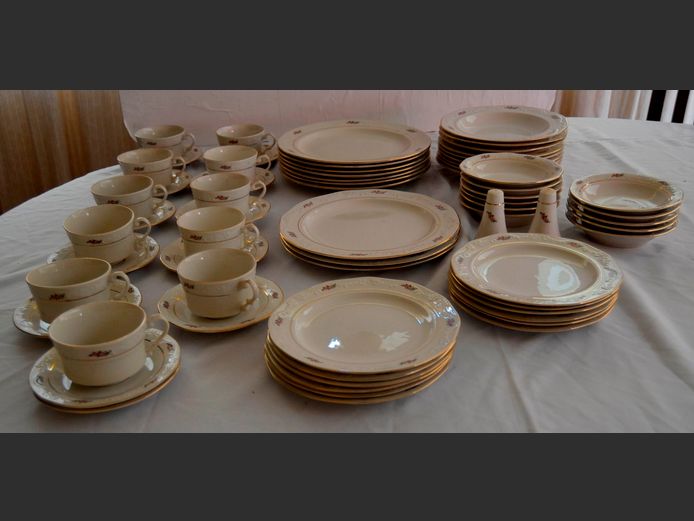 HUGUENOT ROYALE 61-PIECE PART DINNER SERVICE