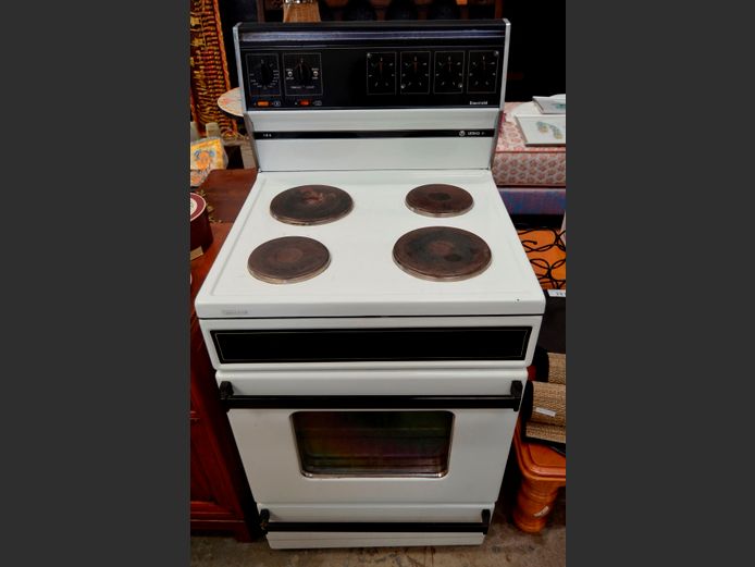 UNIVA EMERALD 184 4-PLATE STOVE WITH WARMER DRAWER [Untested, cooker plug] [#: 429398915]