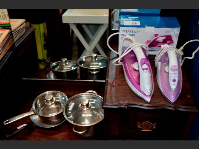 LOT: 3 x STEAM IRONS, 2 x STAINLESS STEEL POTS WITH LIDS & A FRYING PAN [Only 1 iron switching on]