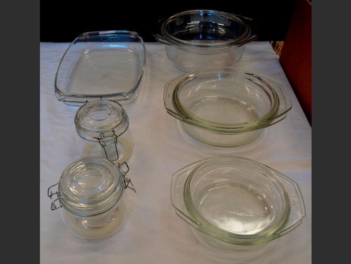GLASS CASSEROLES WITH LIDS, STORAGE JARS & AN OVEN DISH