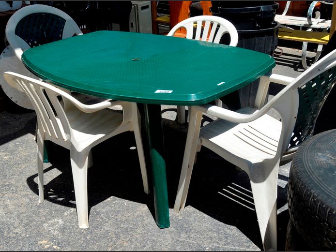 GREEN PLASTIC PATIO TABLE WITH WHITE CHAIRS, 136 x 80 x 68cm