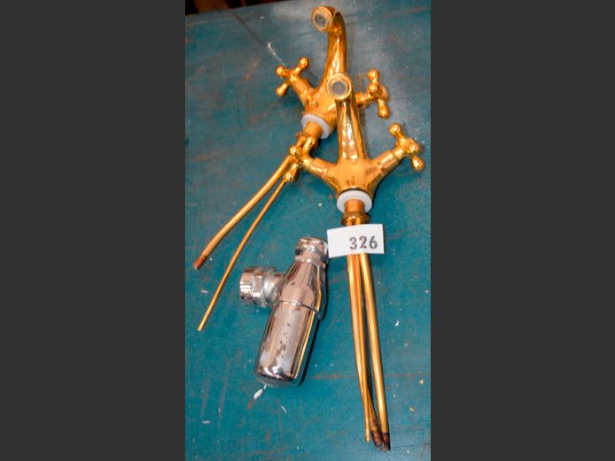 LOT: 2 x BRASS TAPS & A STAINLESS STEEL BOTTLE TRAP
