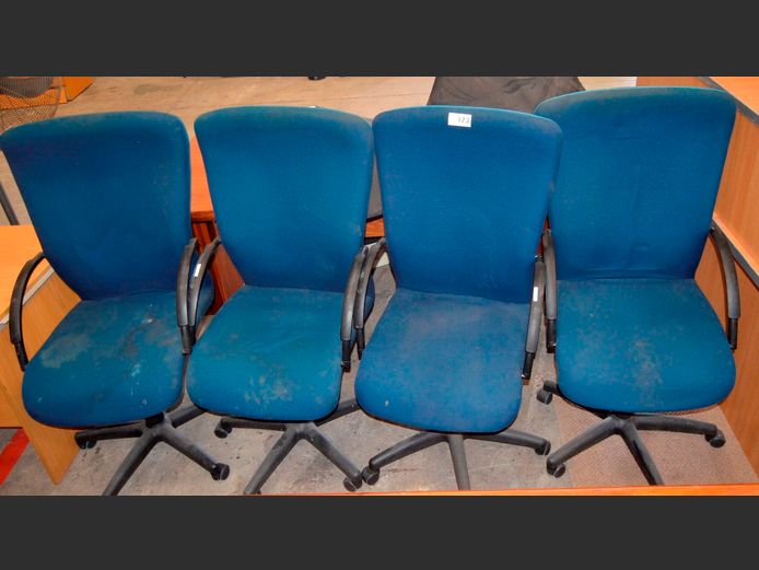SET OF 4 BLUE SWIVEL OFFICE CHAIRS [Need a clean]