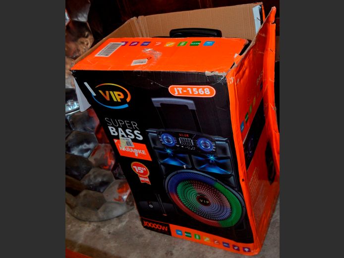 VIP SUPERBASS PORTABLE KARAOKE SPEAKER [Switches on]