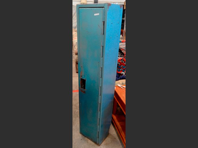BLUE METAL RIFLE SAFE, 32 x 25 x 152cm [Door cut, no key]