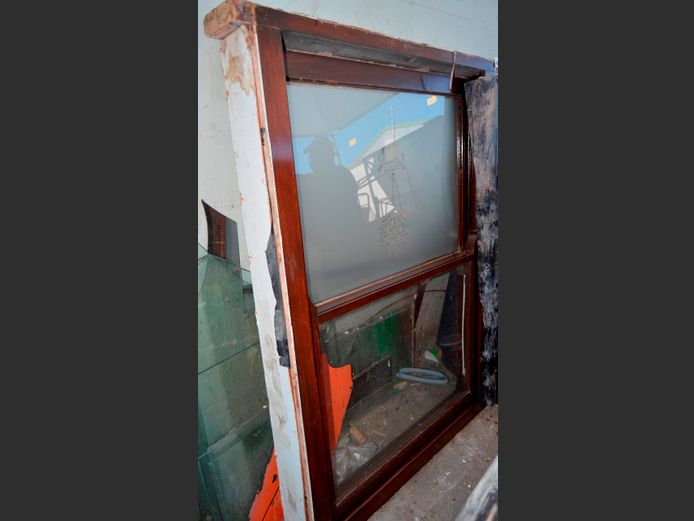 MERANTI SASH WINDOW WITH GLASS, 155 x 122cm