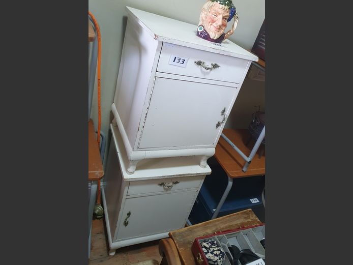 PAIR WHITE SINGLE DOOR, SINGLE DRAWER BEDSIDE PEDESTALS ON QUEEN ANNE FEET, 49 x 47 x 67cm