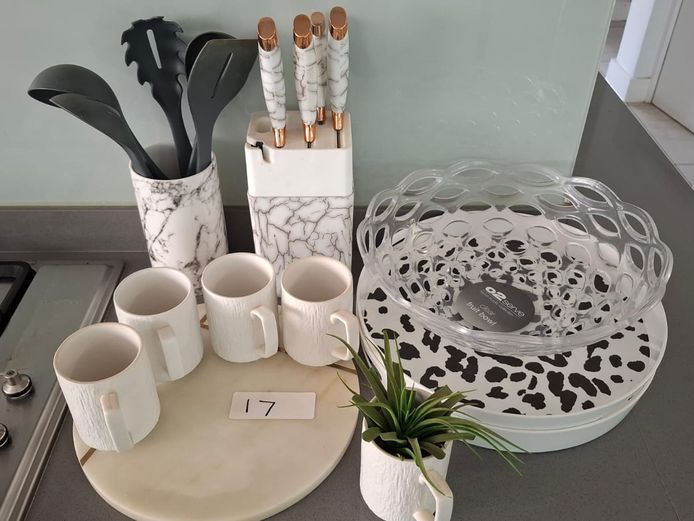 Assorted kitchen items