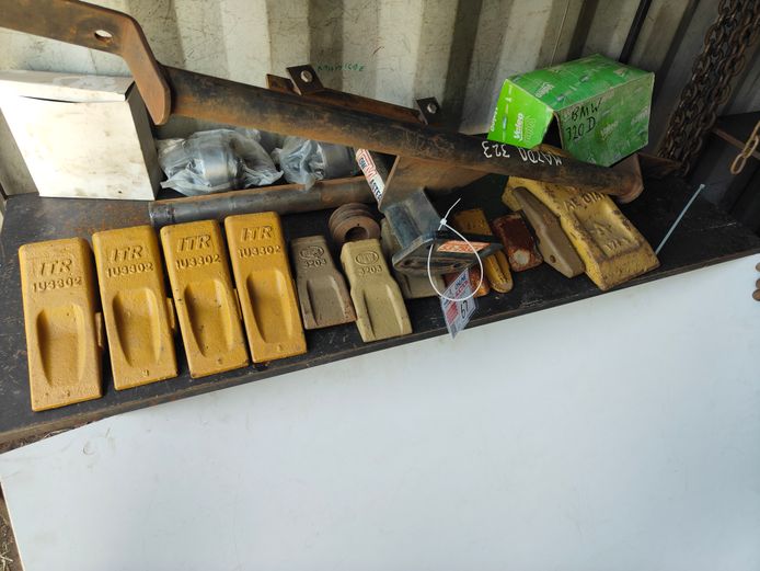LOT EXCAVATOR/LOADER BUCKET TEETH AND OTHER SPARES