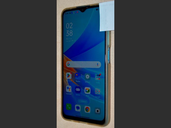 OPPO CELLPHONE WITH CHARGER [Switches on]