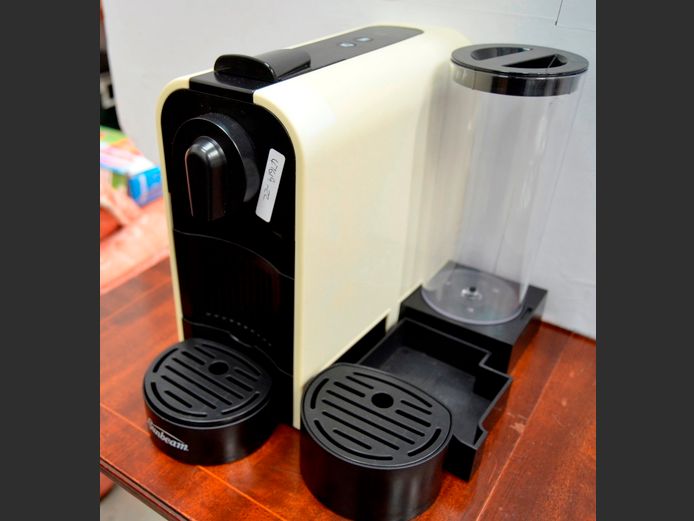 SUNBEAM CAPSULE COFFEE MACHINE [Switches on]