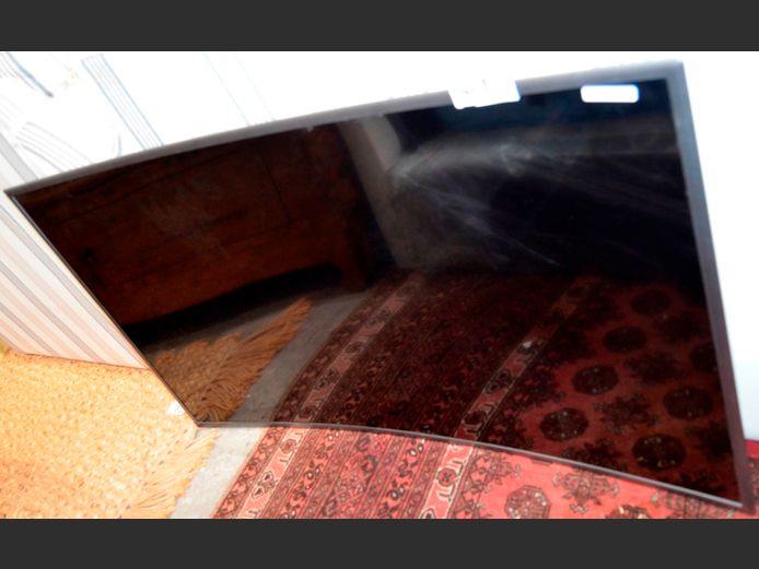 SAMSUNG 49" CURVE TV [Switches on, screen cracked] ### LICENCE PLEASE ###