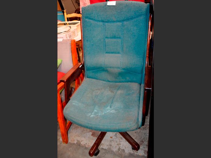 SWIVEL OFFICE CHAIR [Needs a clean]