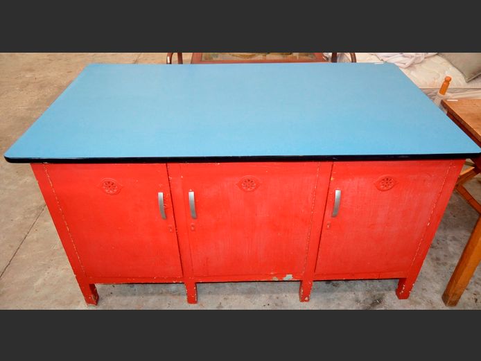 RED PAINTED 5-DOOR, 3-DRAWER DOUBLE SIDED ARTIST'S DESK, 152 x 84 x 82cm [Needs re-painting]	