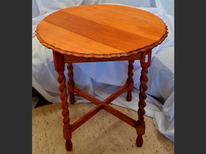 OAK SCALLOPED EDGE OCCASIONAL TABLE ON BARLEY TWIST LEGS, 74cm Diameter x 76cm High