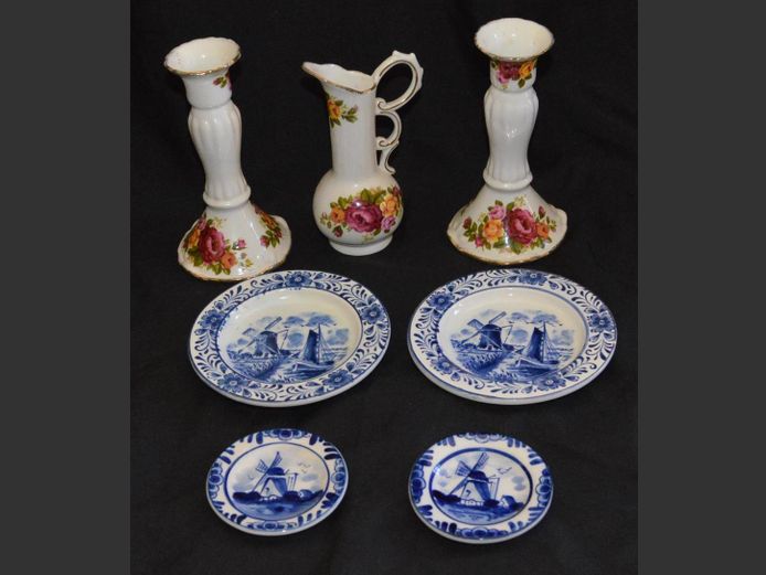 DELFT BLAUW MINIATURE ORNAMENTAL PLATES, PAIR COTTAGE ROSE BUD VASES, etc