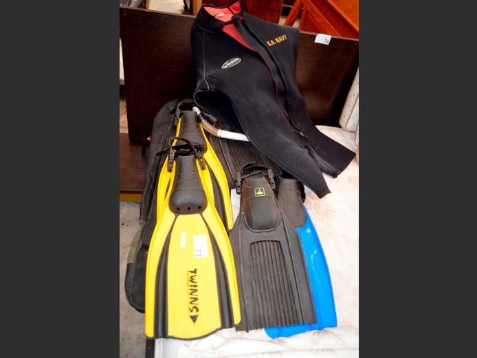 ZERO THERMOSUIT, 3 PAIRS FINS, DIVE BAG, etc