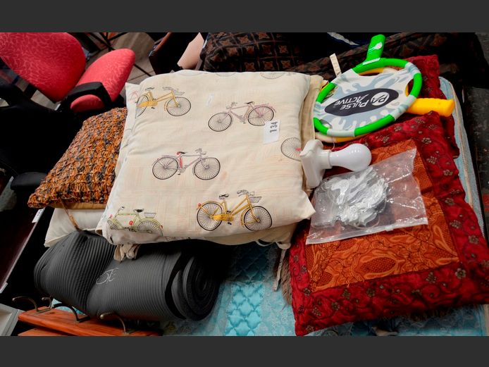 SET OF 3 SCATTER CUSHIONS, FLUFFY CARPET, etc [25,70]