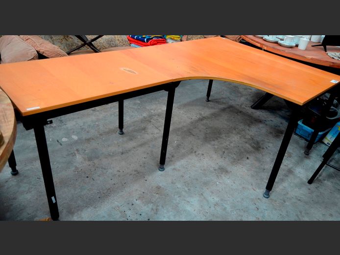 BEECH FINISH L-SHAPED DESK ON METAL LEGS, 200 x 120 x 72cm