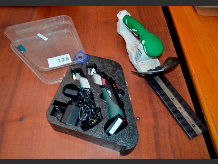 SKIL MULTI-CUTTER WITH BATTERY & CHARGER [Switches on] & A HITACHI HEDGE TRIMMER [No battery or charger, Untested]