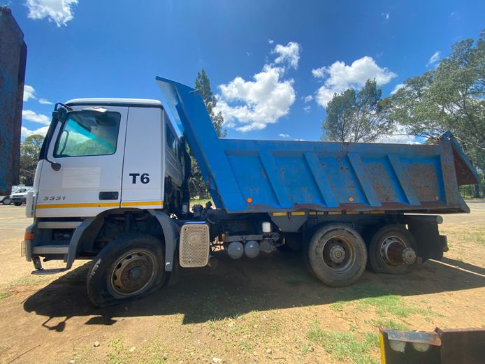 MERCEDES BENZ 3331 TIPPER TRUCK