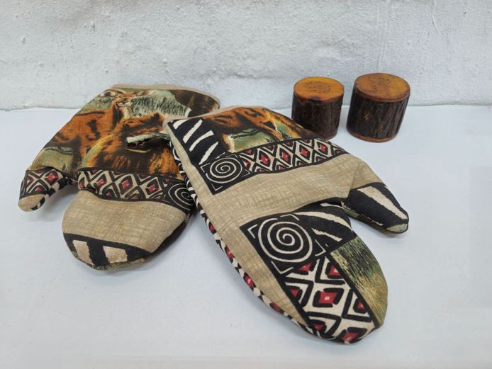 Rustic Safari Kitchen Set: Wildlife Mitts & Bark Salt & Pepper Shakers