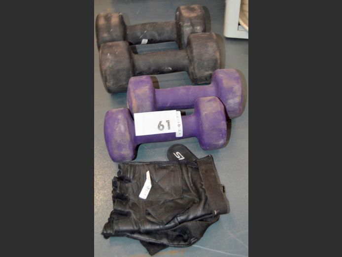 LOT: 4kg & 6kg DUMBBELLS WITH GLOVES