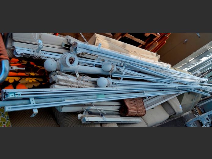 LOT: BLINDS & CURTAIN RAILS