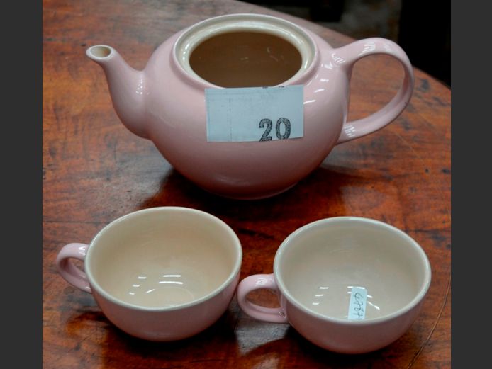 PAIR LE CREUSET PINK TEA CUPS & MATCHING TEAPOT [No lid]
