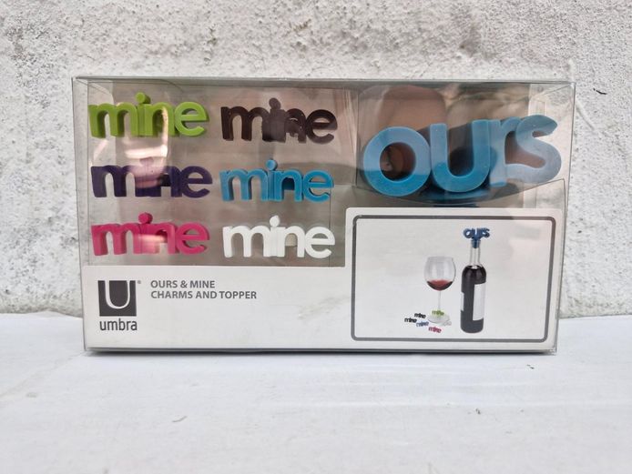 Umbra Ours & Mine Wine Charms and Bottle Topper Set (New)