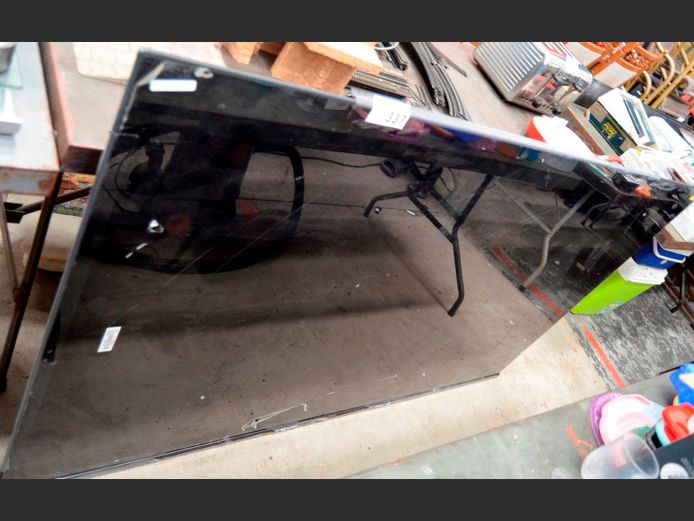 HISENSE 75" L.E.D. TV [Switches on, screen cracked] [#: 397133653] ### LICENCE PLEASE ###